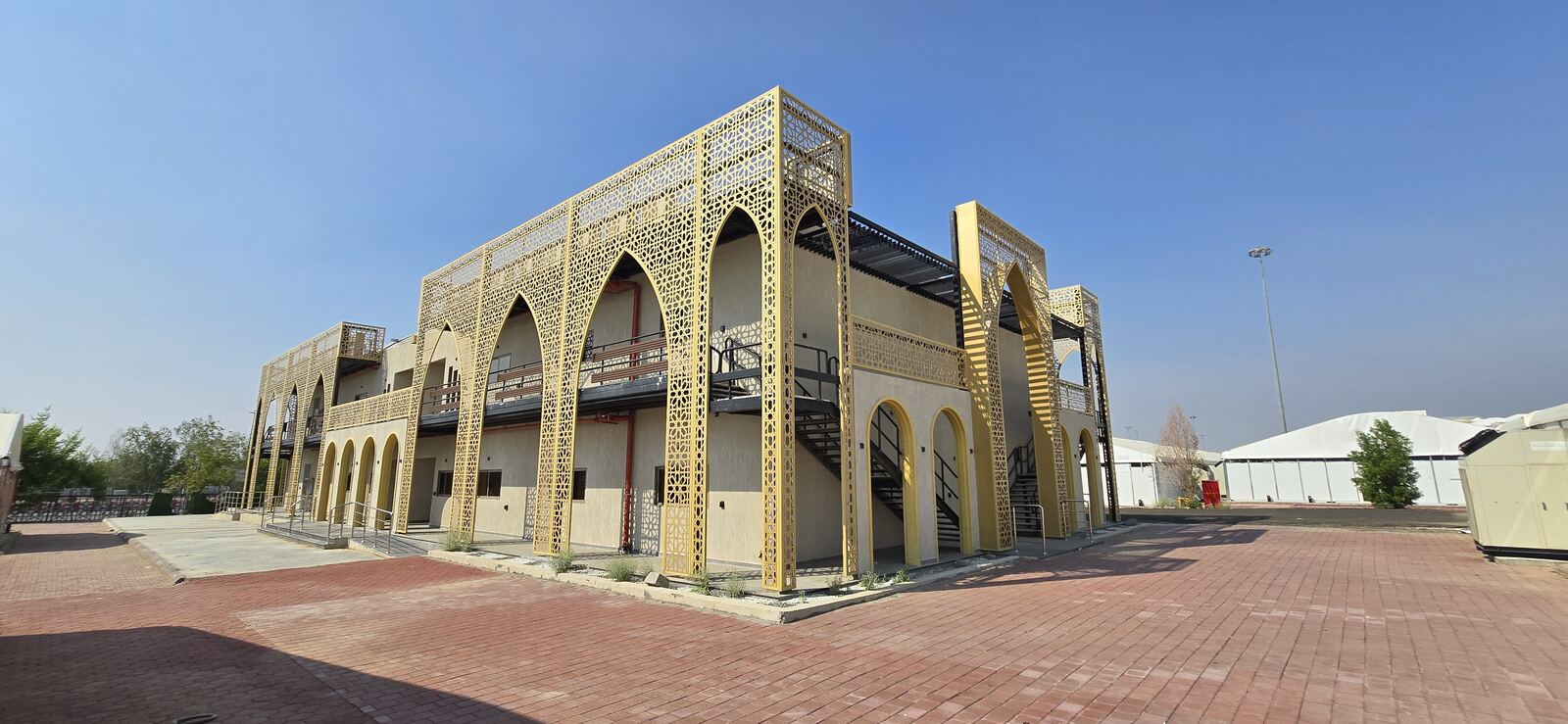 واجهة معمارية بزخارف إسلامية ذهبية